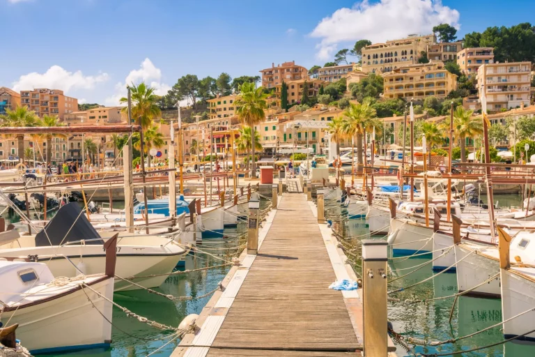 Der schöne Port de Soller auf Mallorca mit seinen Motorbooten und Gebäuden auf den Klippen